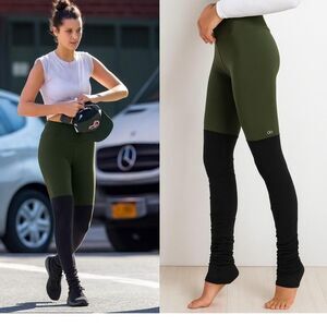 Alo Yoga 2-Tone Leggings w/ Built-In Leg Warmers — Size M